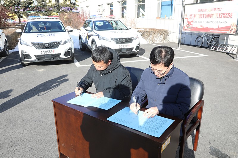党委书记、局长胡立平与基层单位签订责任状.jpg 党委书记、局长胡立平与基层单位签订责任状.jpg