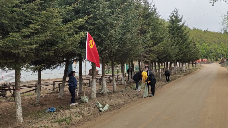 沙金沟林场党支部组织开展“同心同行保生态 我为党旗添光彩”主题党日活动 (6)_副本.jpg 沙金沟林场党支部组织开展“同心同行保生态 我为党旗添光彩”主题党日活动 (6)_副本.jpg