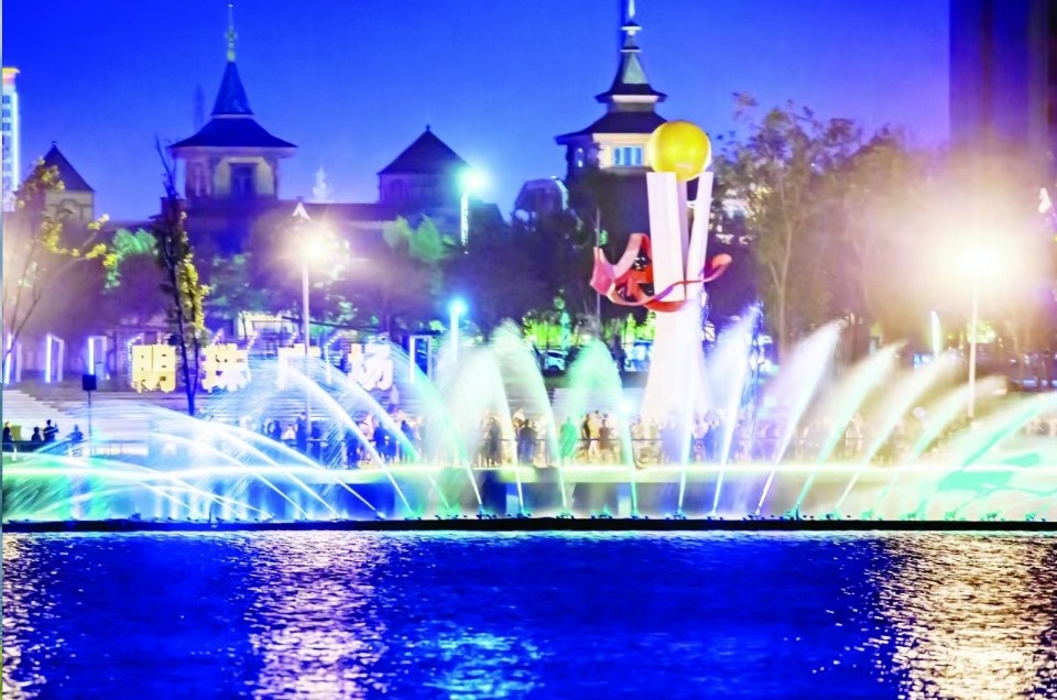 位于珲春市滨水公园明珠广场的音乐喷泉